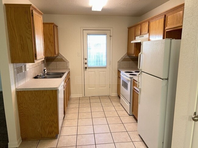 Building Photo - 1303 Cinch Dr