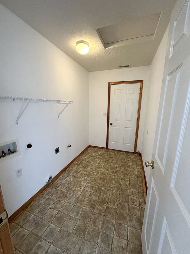 Building Photo - Welcome to Your New Home in West Pasco!