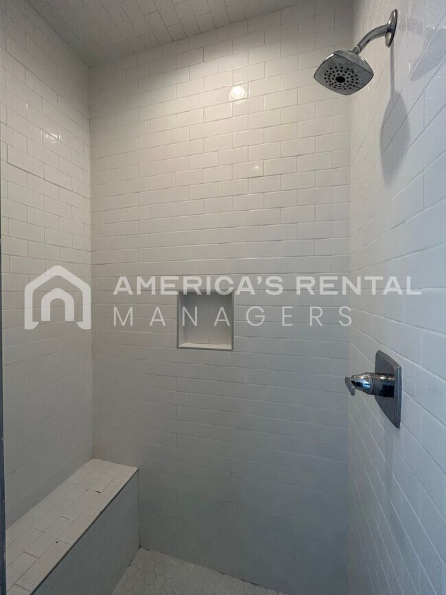 Building Photo - Home for Rent in Vestavia Hills, AL!!! Available to View Now!