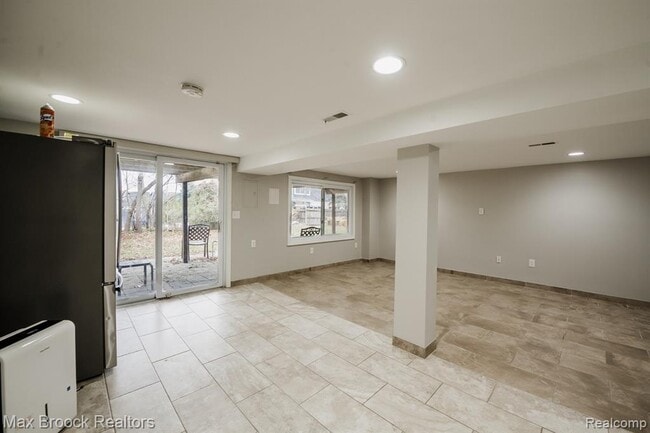 Building Photo - 5528 Sunnycrest Dr