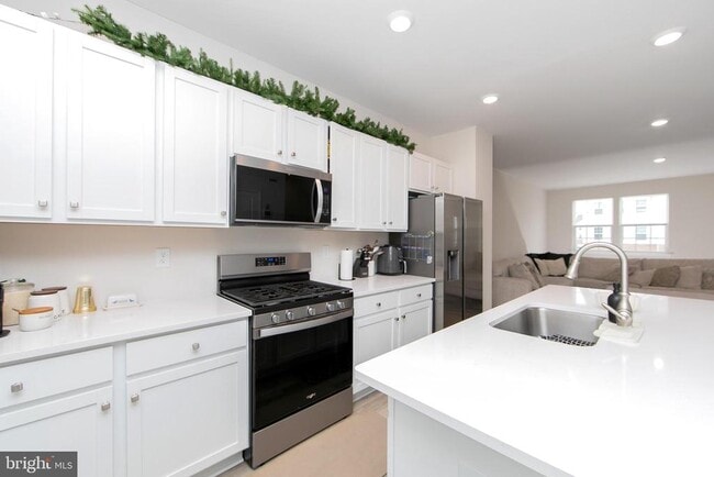 Building Photo - 272 Macoun Way