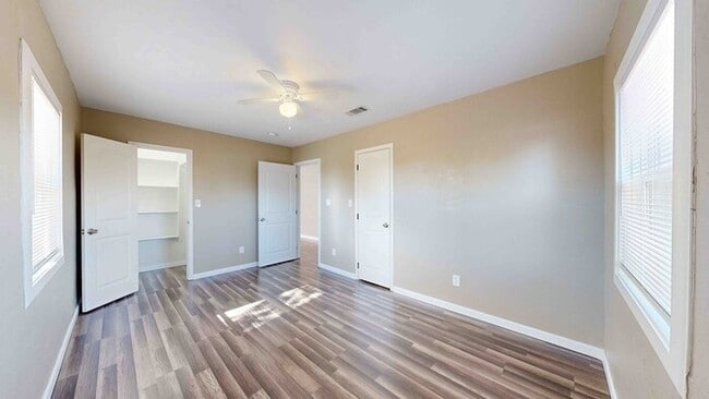 Building Photo - 3 bed 2 bath home with a carport in backyard