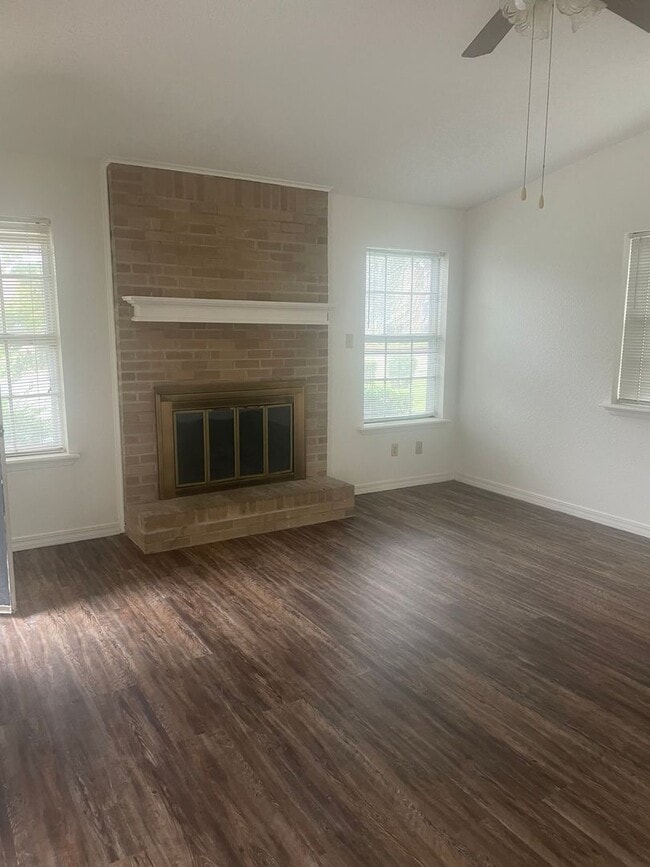 Building Photo - 2/1 ptisd Available for immediate Move in