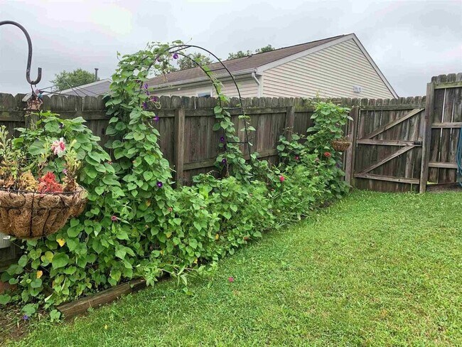 Building Photo - South side 3 Bedroom, 2 Bath Home, w/ 2 car attached garage