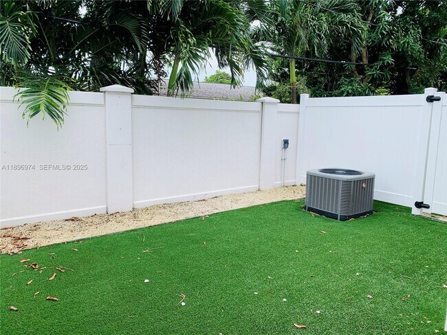 Building Photo - 2412 NE 26th St