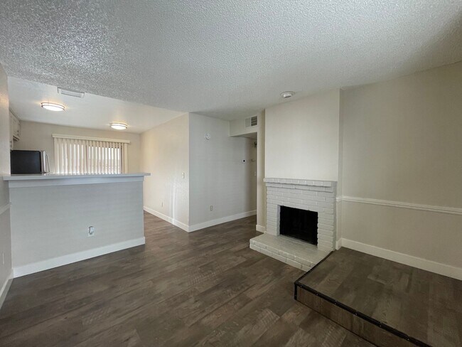 Building Photo - Beautifully Modern 2bd 1bth Apartment Home...