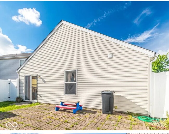 Building Photo - 113 Gazebo Dr