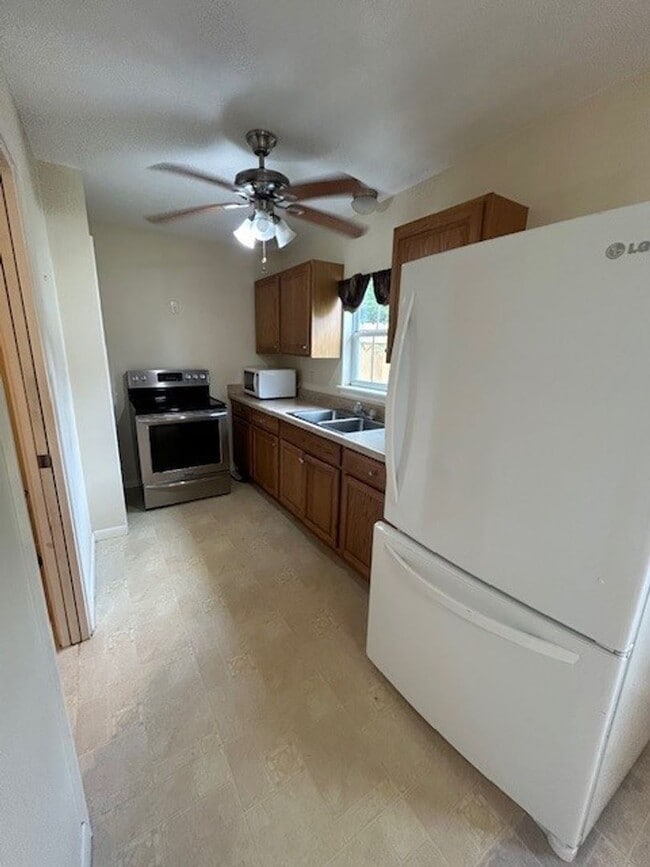 Building Photo - 2200 Ridgecrest Cir
