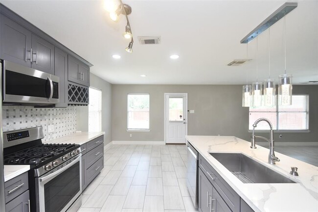 Building Photo - 24406 Lakecrest Village Dr