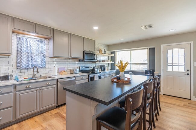 Building Photo - Beautiful 3 Bed 2 Bath - Gorgeous Views & Fenced in Backyard!