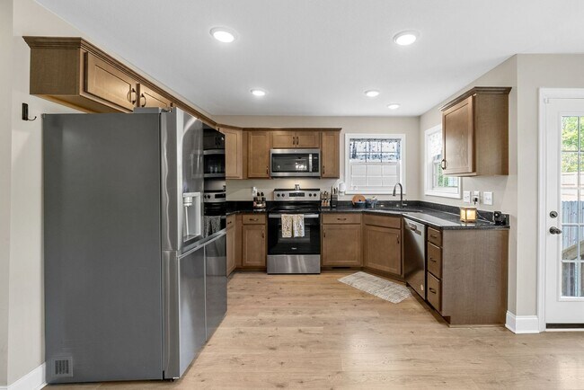 Building Photo - Like New Home Minutes from Fort Campbell!