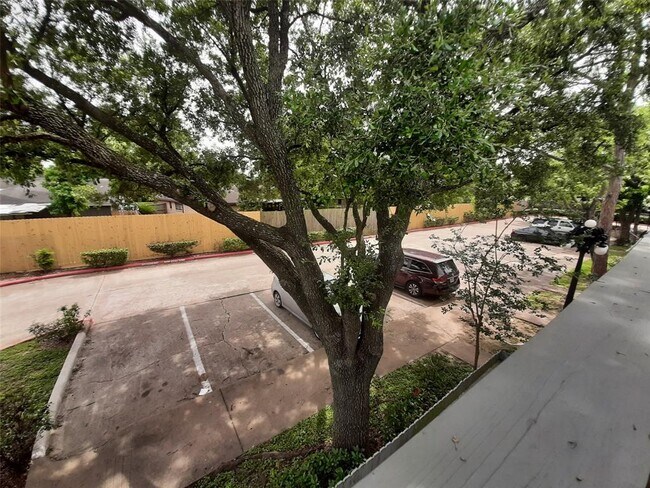 Building Photo - 9700 Leawood Blvd