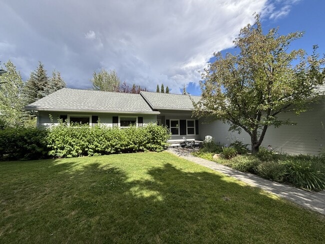 Building Photo - 3 Bed, 2 Bath Single Family Home in Hailey...