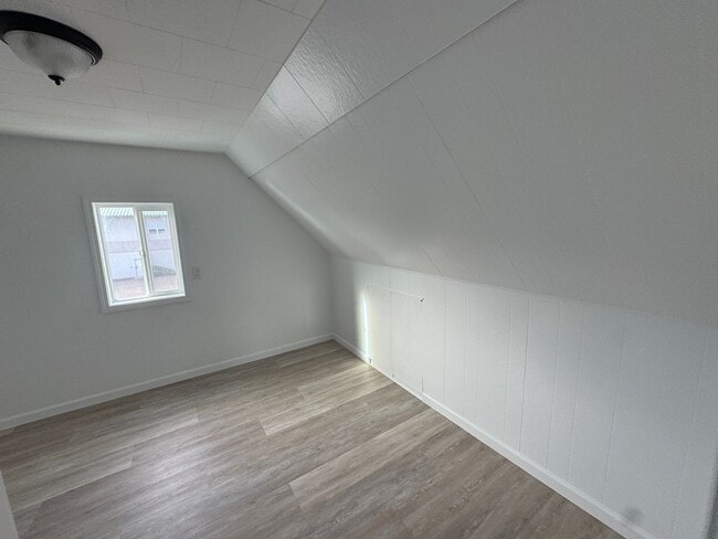 Building Photo - Large Home in Newport!