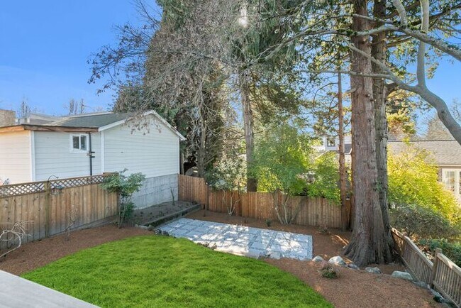 Building Photo - Gorgeous AIR CONDITIONED West Seattle Char...