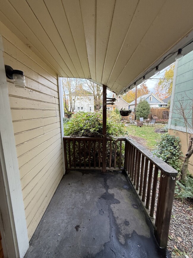 Building Photo - Downstairs 2 Bedroom Quadplex