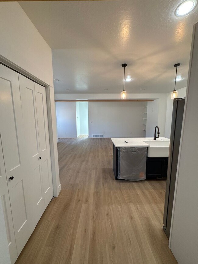 Building Photo - 725 W 350 N