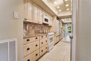 Building Photo - 587 Beau Chene Dr