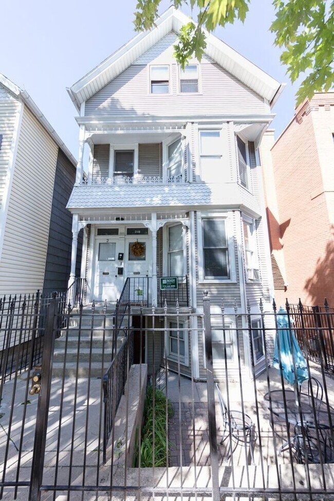 Building Photo - 2118 W Fletcher St