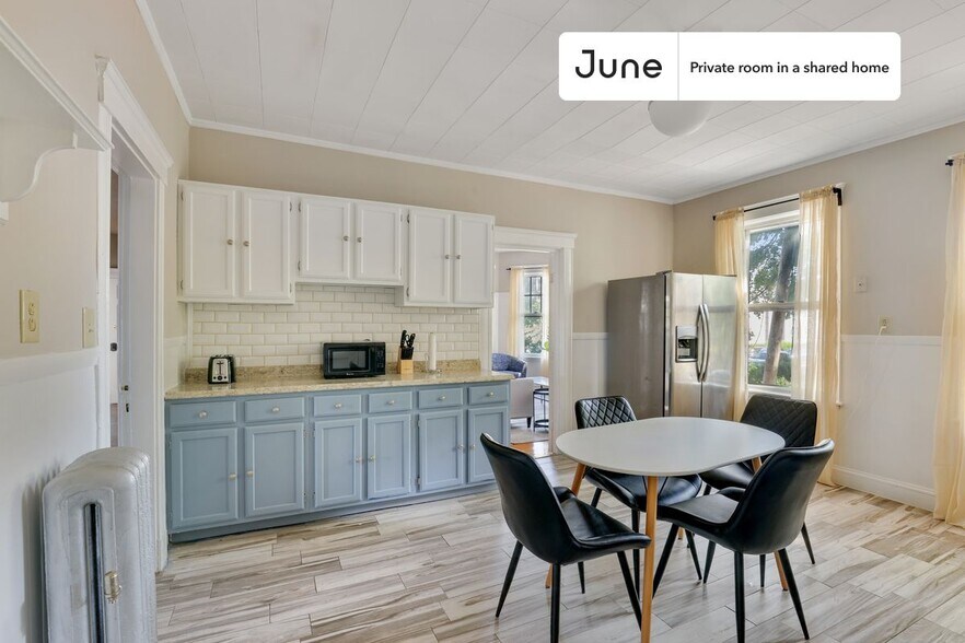 Building Photo - Room in Shared 4 bed/1 bath home