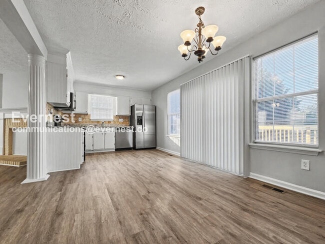 Building Photo - 3 Bed, 3 Bath with Fenced Yard & Garage / Pet-Friendly / Available Now!