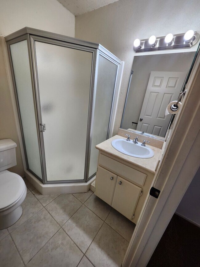 Building Photo - Beautiful 2 bedroom 1.75  bath Home Alta Loma