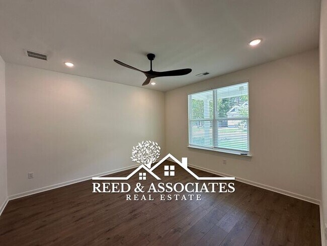 Building Photo - Newly Built Property with Convenient Midto...