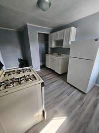 Building Photo - Upper 1 bedroom unit gas included