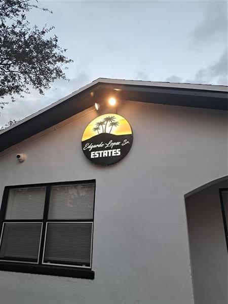 Building Photo - 980 SW 76th Ave