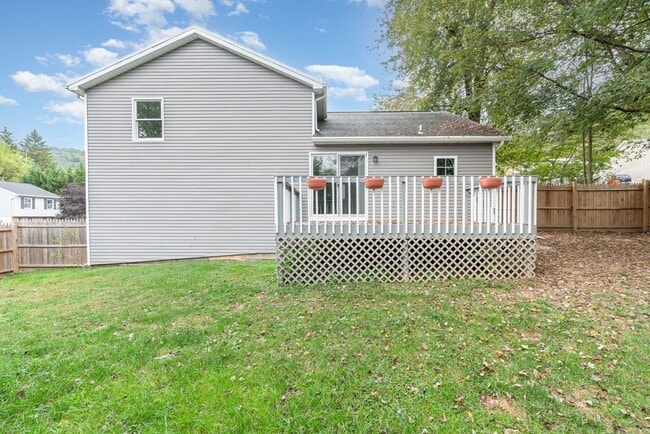 Building Photo - Spacious 3 bedroom Split level