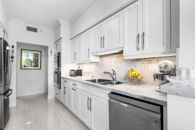 Building Photo - 500 SE Mizner Blvd