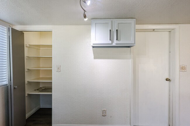 Building Photo - 408 W Oraibi Dr