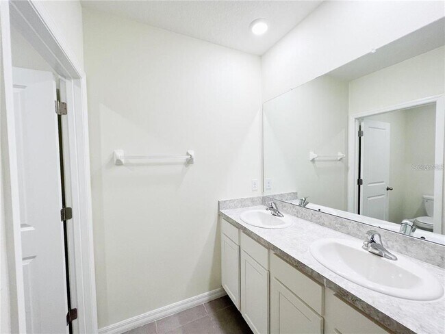 Building Photo - 16336 Little Garden Dr