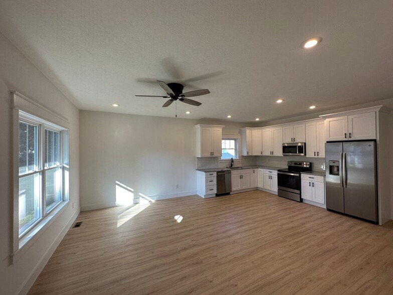 Building Photo - 3525 S Wickens St