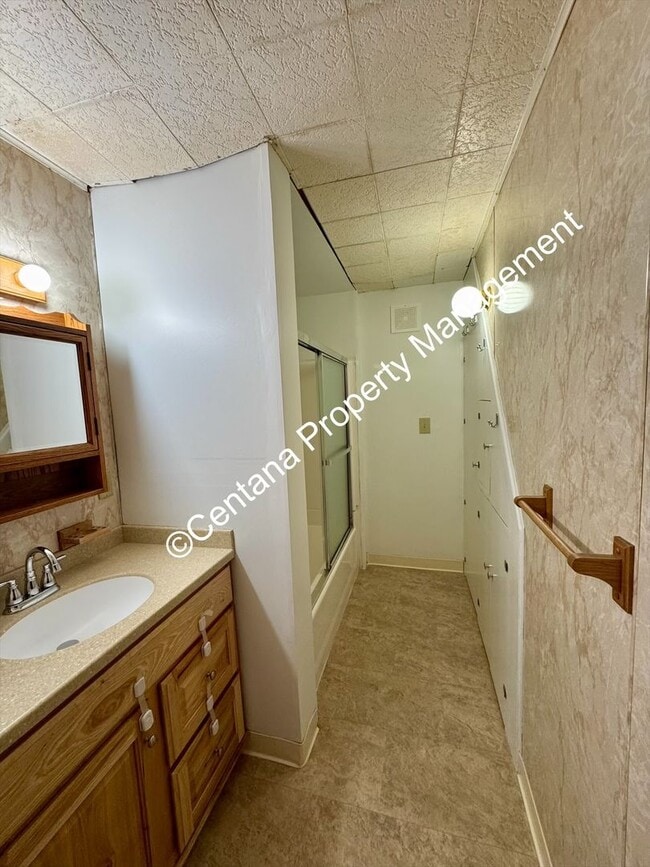 Building Photo - Huge 3 bedroom house with 2 bonus rooms an...