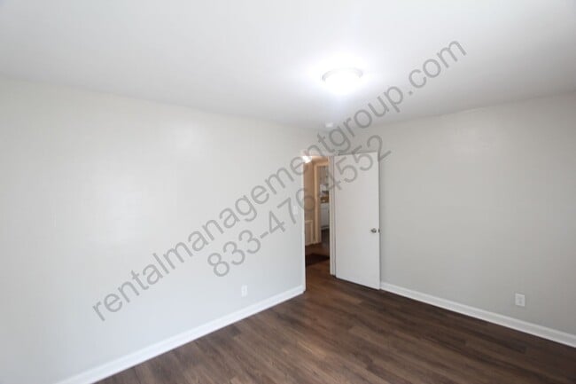 Building Photo - New On The Market with Fresh Updates!!