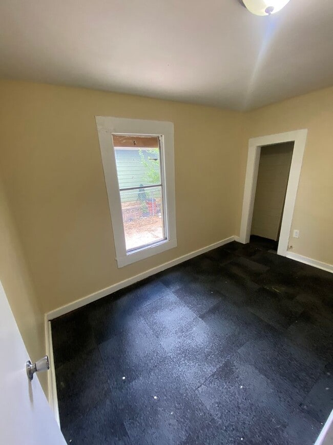 Building Photo - **ON HOLD**3 Bedroom / 2 Bathroom Home for...