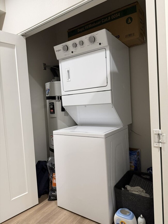 Building Photo - 920 E 4th Ave