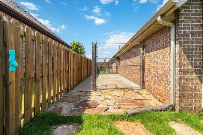 Building Photo - 1340 Sweetbriar Cir