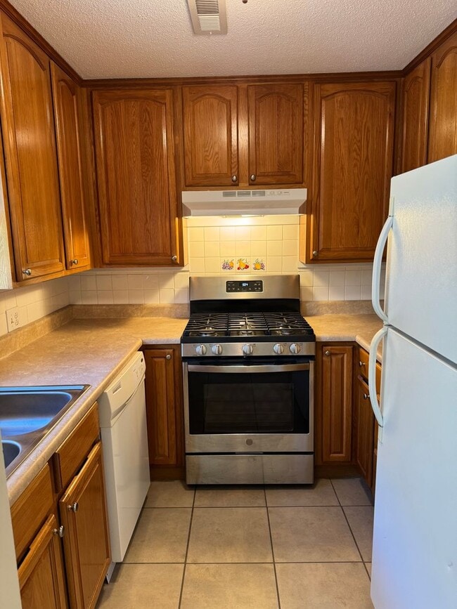 Building Photo - Spacious 2 Bed, 1.5 Bath Apartment in Prim...