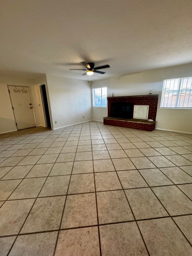 Building Photo - FOR RENT