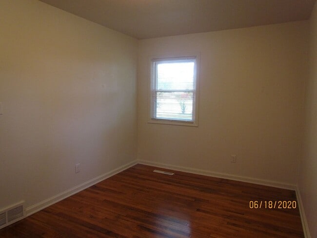 Building Photo - Roommate Needed for 3 Bed Home Close to Bo...