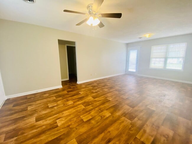 Building Photo - 3 Bed Home close to FT Campbell and I-24