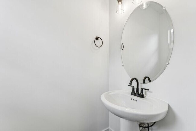 Building Photo - High-End 2BR Townhome | Rooftop Terrace + 2-Car Garage | 24-Unit Commnity