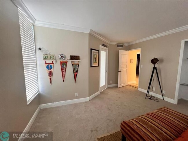 Building Photo - 605 Oaks Dr