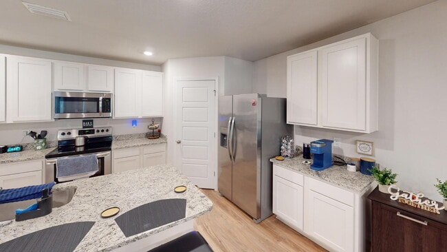 Building Photo - Modern Comfort Meets Flexibility in West P...