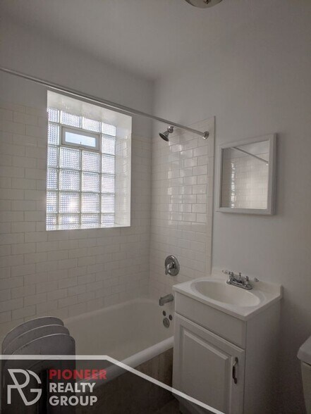 Building Photo - 2651 N Spaulding Ave