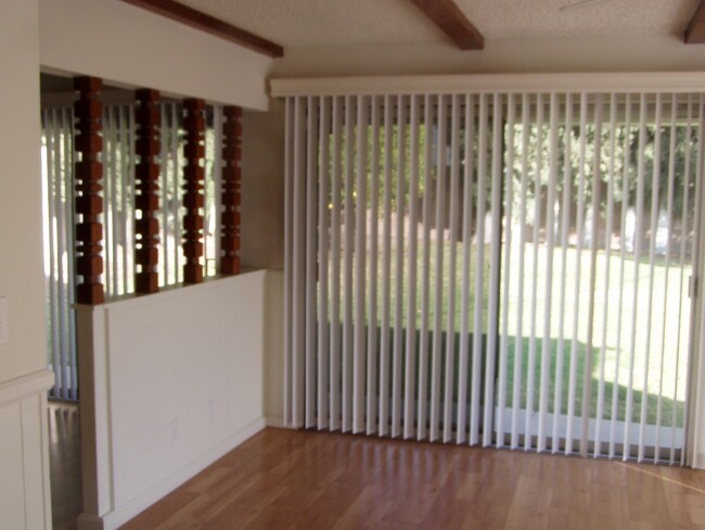 Building Photo - 10854 Reseda Blvd