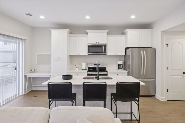 Building Photo - Fully Furnished 3 Bedroom Town Home