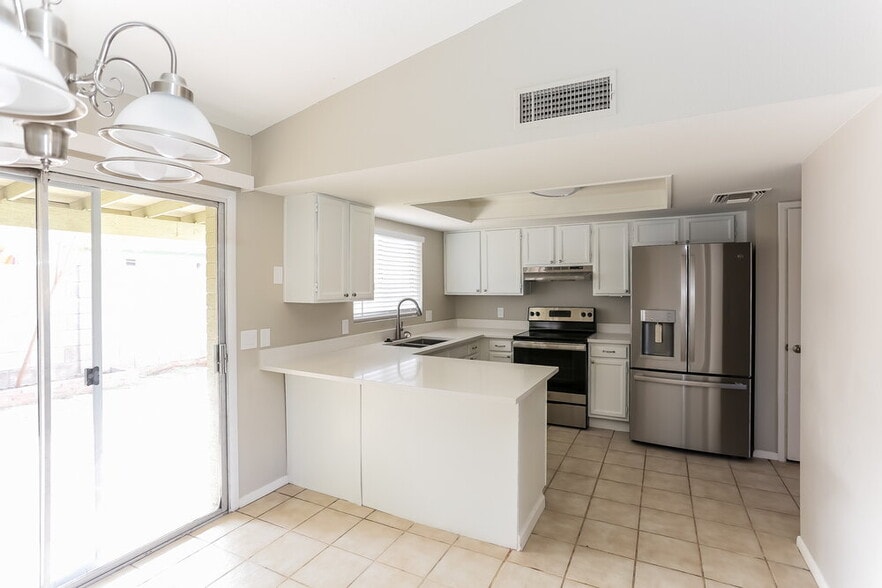 Building Photo - 1417 E Irwin Ave